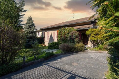 primo piano sul vialetto carraio e sullo sfondo la facciata lato ovest