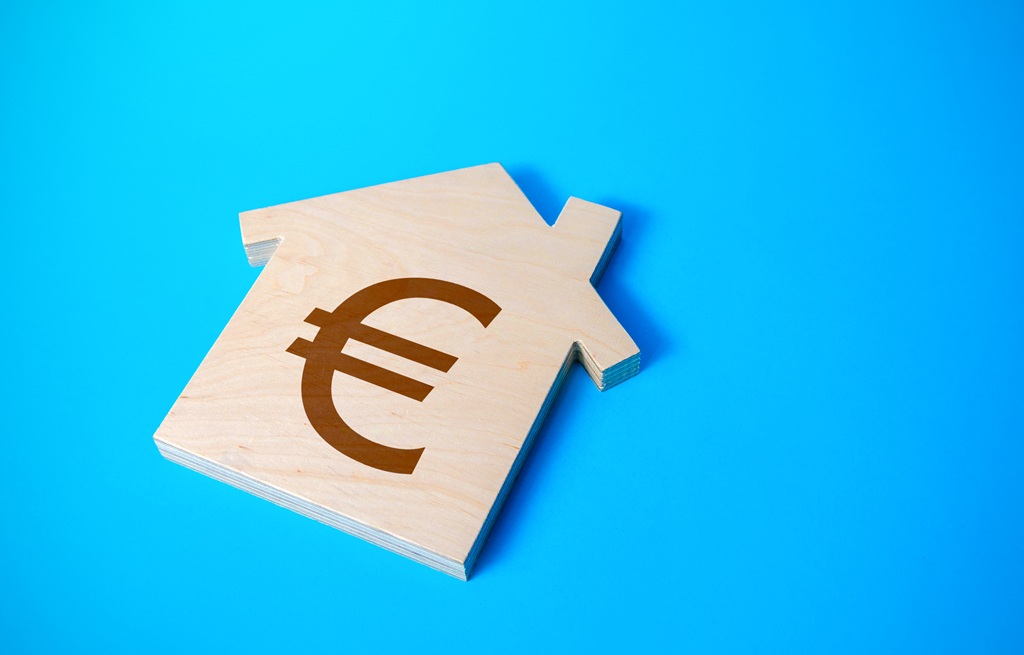 sagoma-di-una-casa-con-sopra-il-simbolo-euro