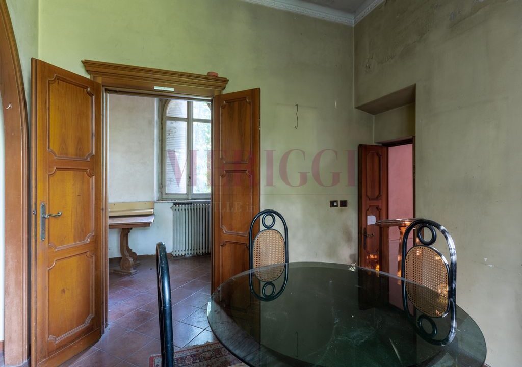 sala da pranzo con vista cucina - villa Asso - vendita - Meriggi