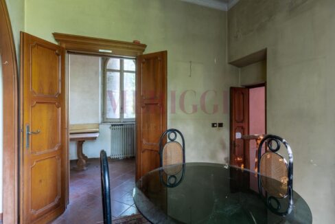 sala da pranzo con vista cucina - villa Asso - vendita - Meriggi