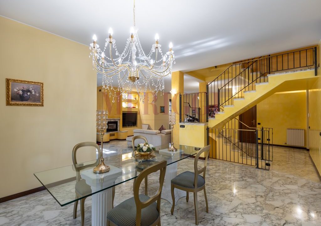 sala da pranzo con vista scala - villa oreno - vendita - meriggi