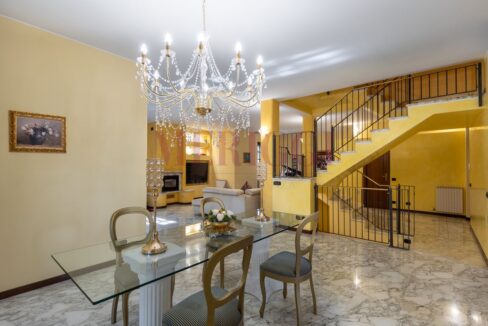 sala da pranzo con vista scala - villa oreno - vendita - meriggi
