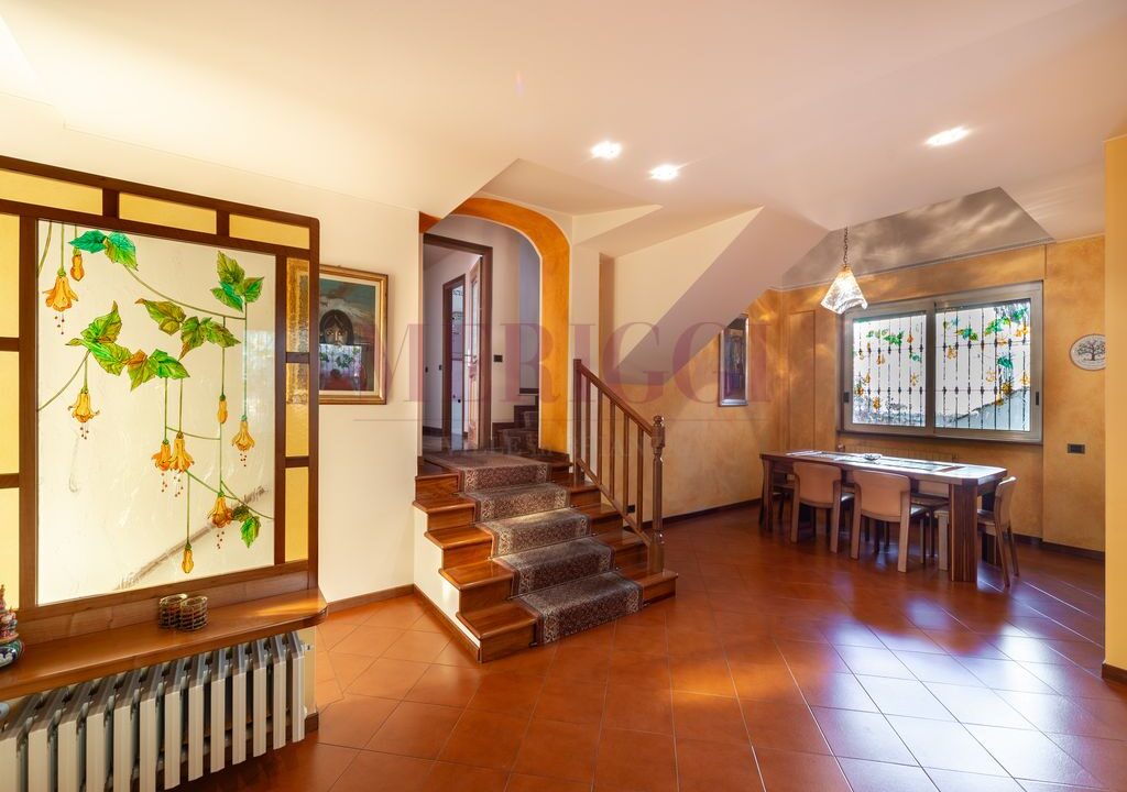 sala da pranzo e accesso alla zona notte della villa di Seregno, via valassina.