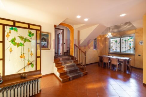 sala da pranzo e accesso alla zona notte della villa di Seregno, via valassina.