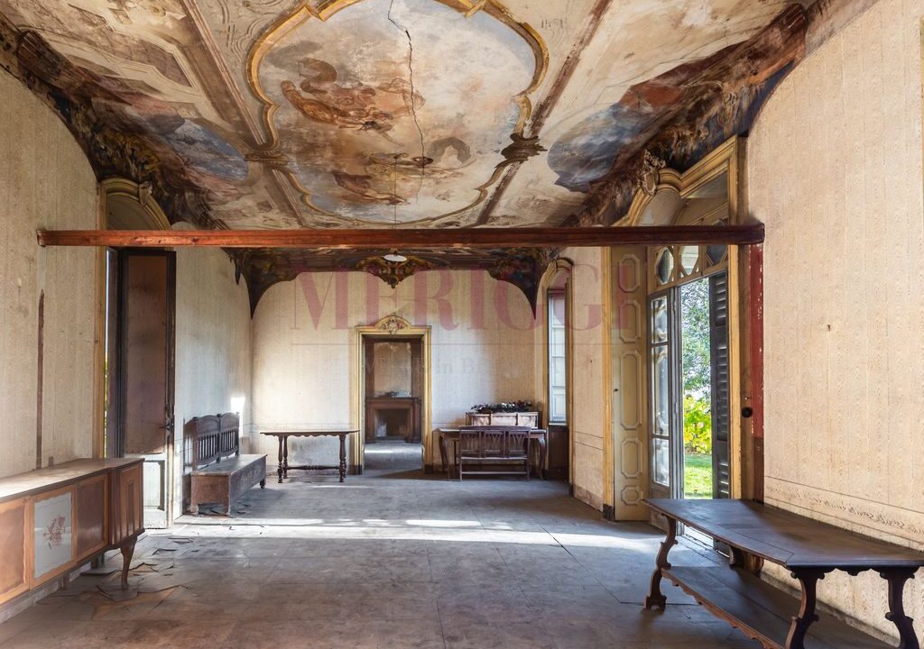 salone con affreschi e accesso biblioteca - villa epoca erba - vendita - meriggi