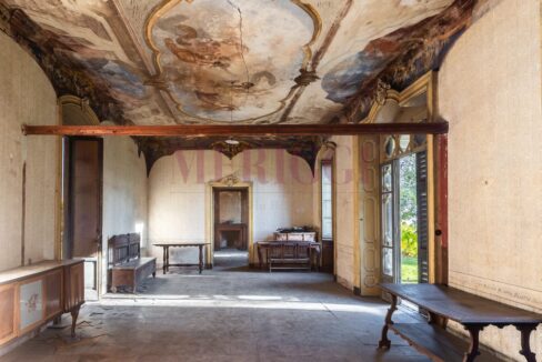salone con affreschi e accesso biblioteca - villa epoca erba - vendita - meriggi