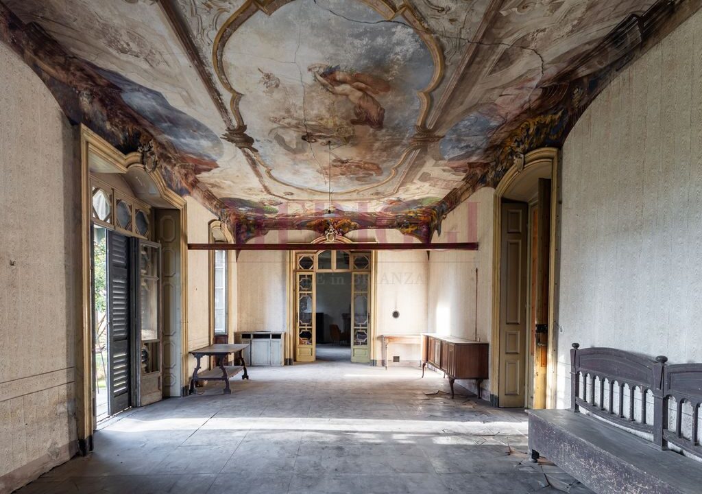 salone con affreschi - villa epoca erba - vendita - meriggi