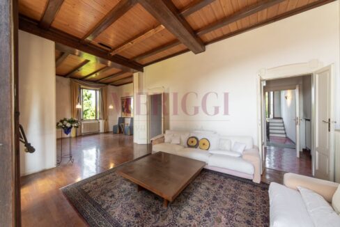salone e vista scale - villa Oggiono - vendita - Meriggi