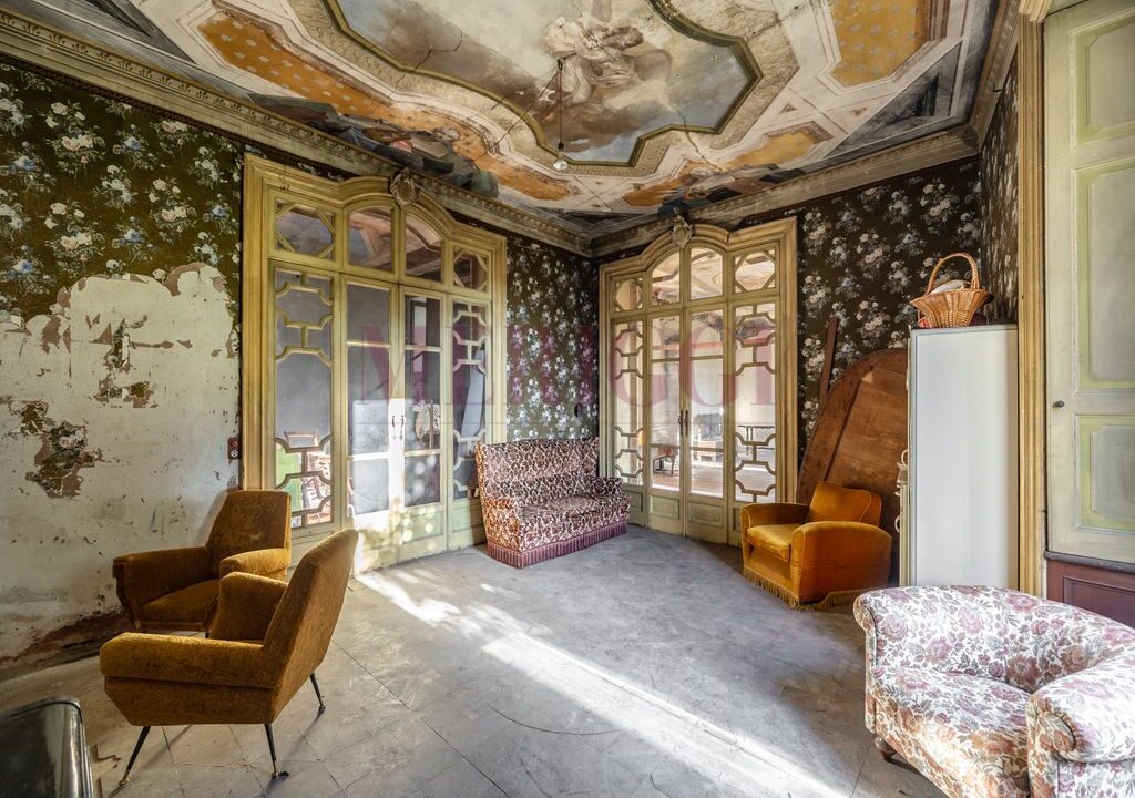 salottino con affreschi - villa epoca erba - vendita - meriggi