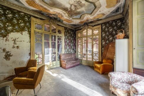 salottino con affreschi - villa epoca erba - vendita - meriggi