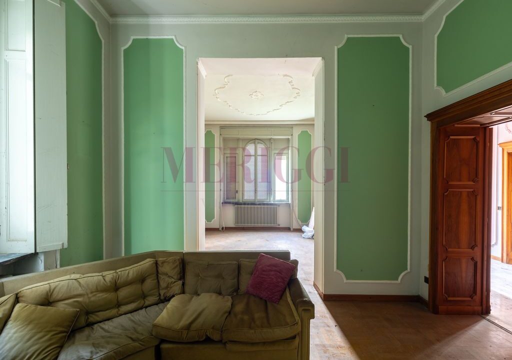 salotto con accesso al soggiorno - villa Asso - vendita - Meriggi