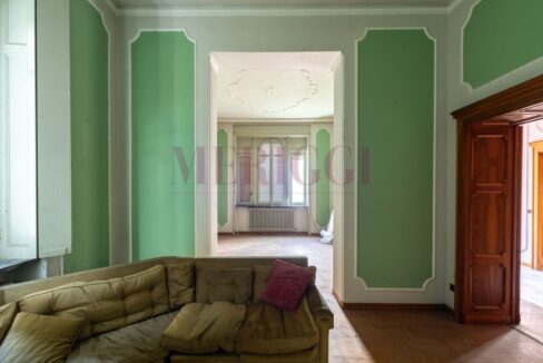 salotto con accesso al soggiorno - villa Asso - vendita - Meriggi