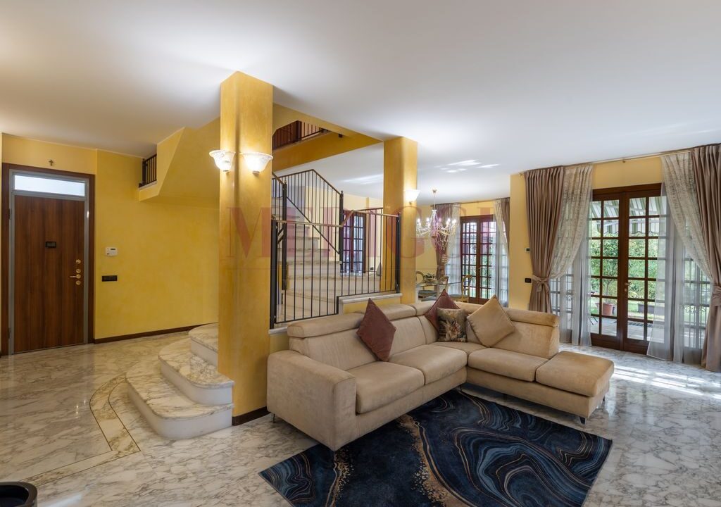 salotto con porta ingresso - villa oreno - vendita - meriggi