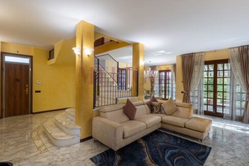 salotto con porta ingresso - villa oreno - vendita - meriggi