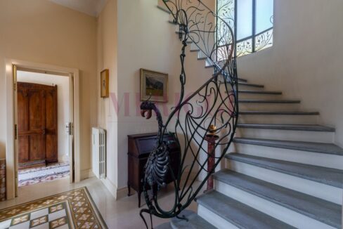 scala con corrimano in ferro battuto- villa vimercate - vendita - meriggi