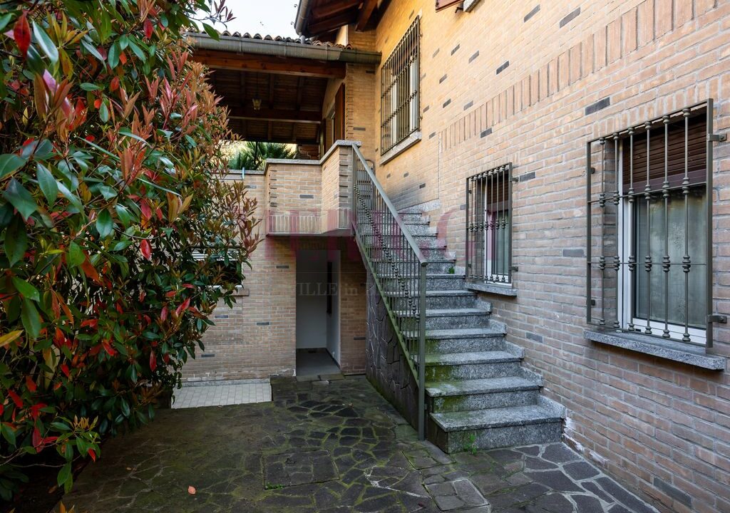 scala di accesso al porticato, villa a seregno via valassina