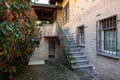 scala di accesso al porticato, villa a seregno via valassina