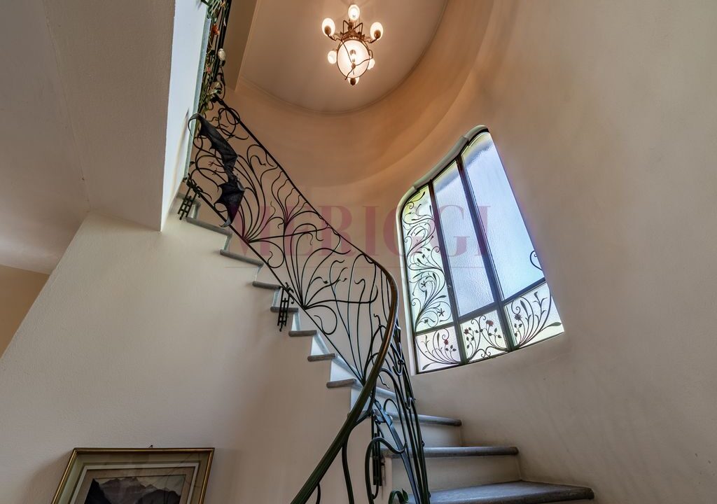 scala e finestra- villa vimercate - vendita - meriggi