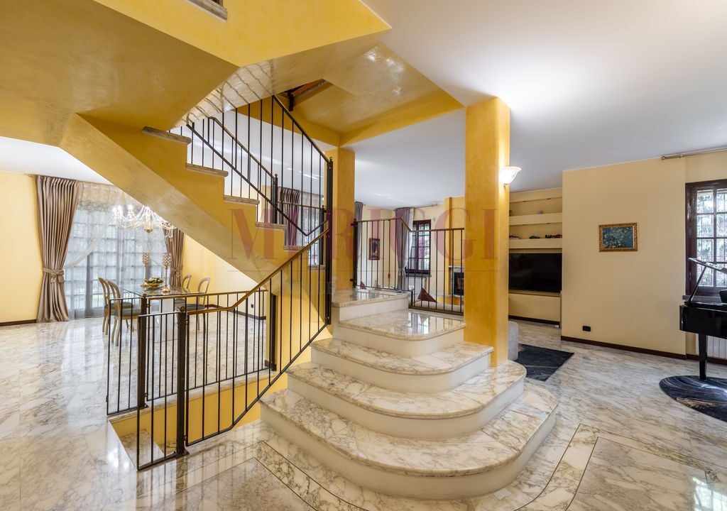 scala in marmo e salone - villa oreno - vendita - meriggi