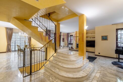 scala in marmo e salone - villa oreno - vendita - meriggi