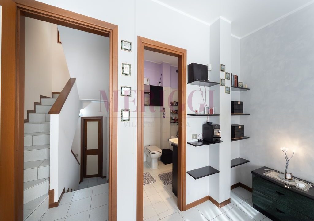 scale e ingresso bagno. Calolziocorte villa in vendita. Meriggi