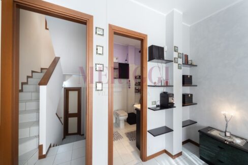 scale e ingresso bagno. Calolziocorte villa in vendita. Meriggi