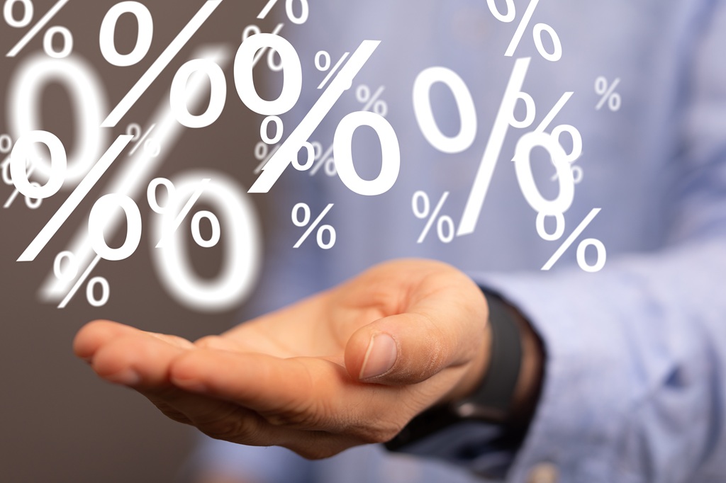 simboli-della-percentuale-ripetuti-piu-volte-sopra-una-mano-rivolta-verso-l'alto