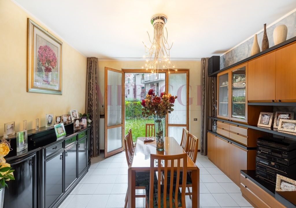 soggiorno con affaccio sul giardino privato. Calolziocorte villa in vendita