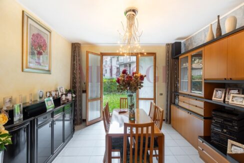 soggiorno con affaccio sul giardino privato. Calolziocorte villa in vendita