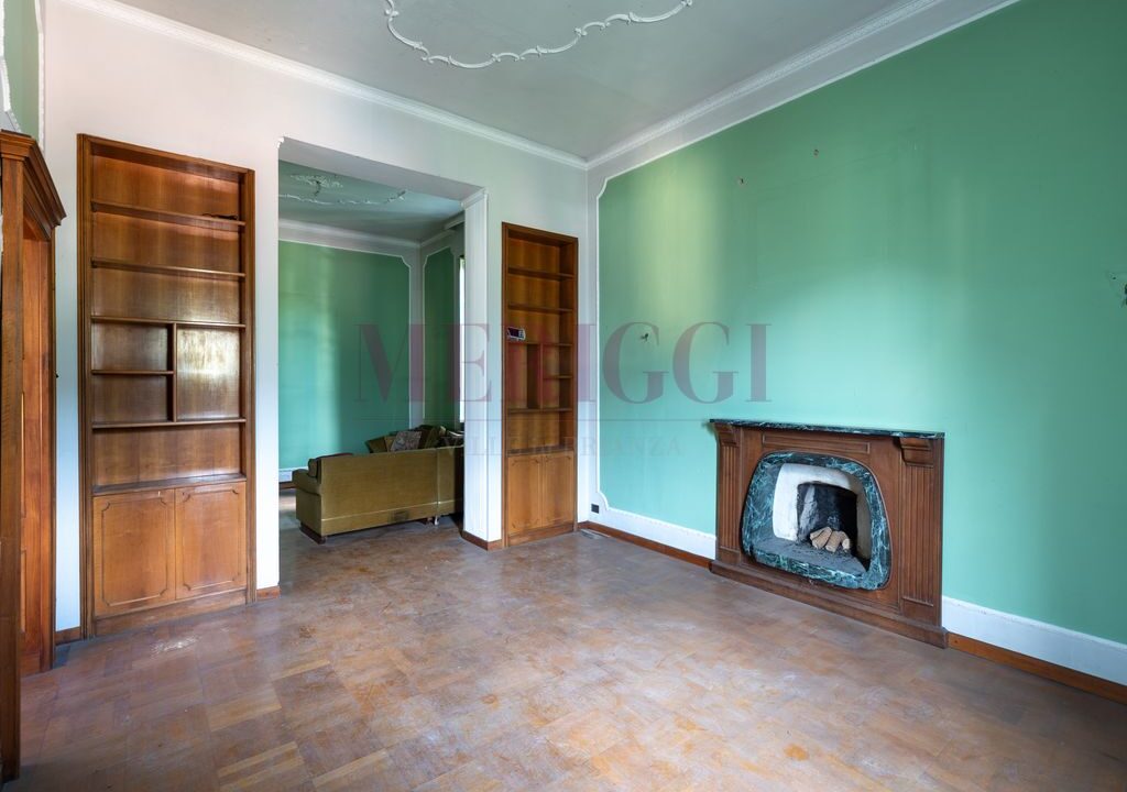 soggiorno con camino e salotto - villa Asso - vendita - Meriggi