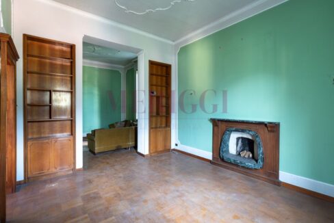 soggiorno con camino e salotto - villa Asso - vendita - Meriggi