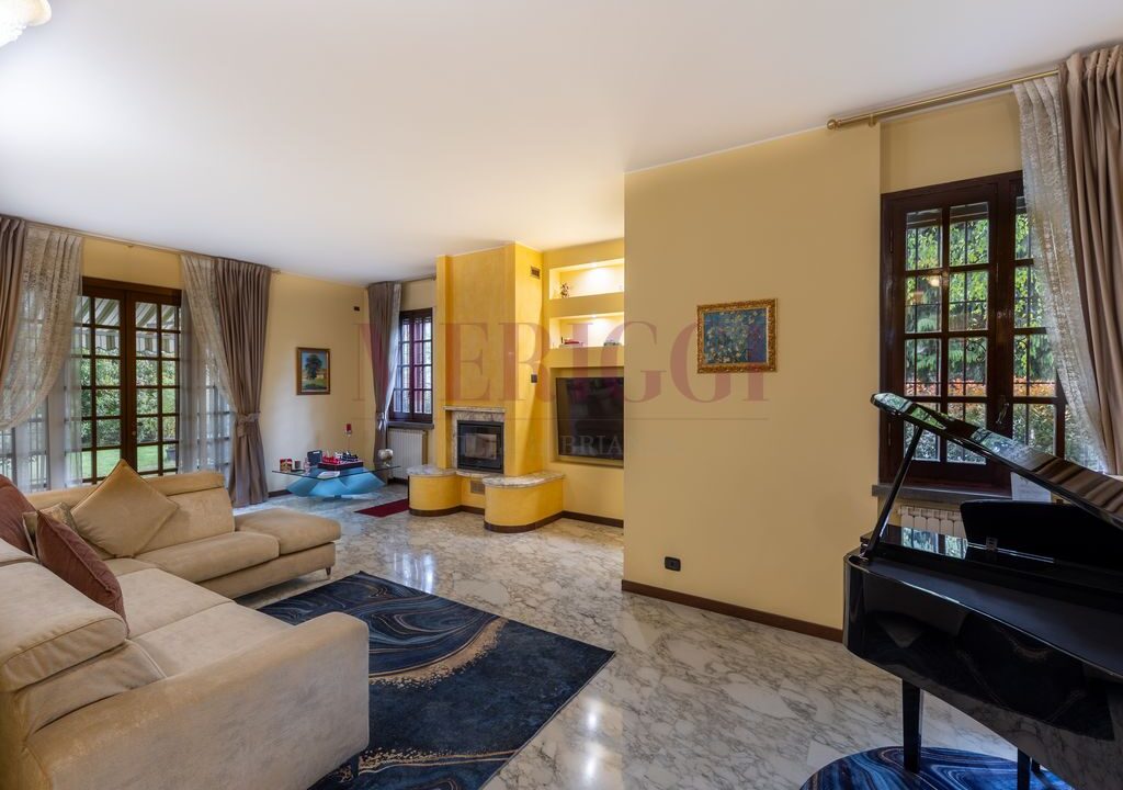 soggiorno con camino - villa oreno - vendita - meriggi