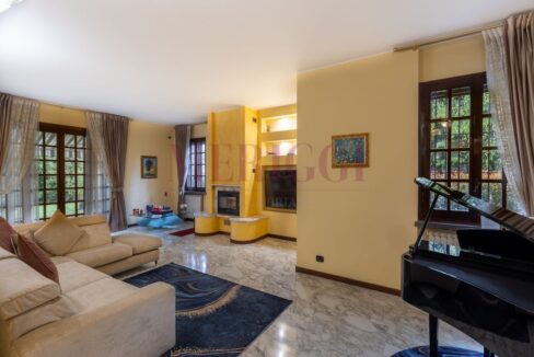soggiorno con camino - villa oreno - vendita - meriggi
