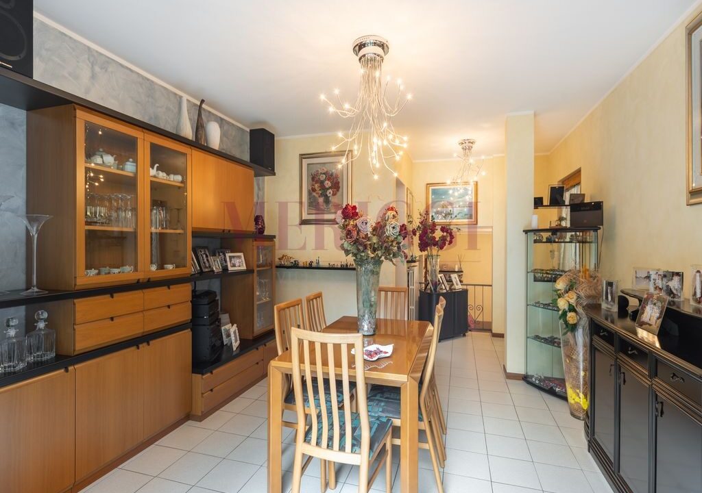 soggiorno con vista verso ingresso. Villa a Calolziocorte. Meriggi