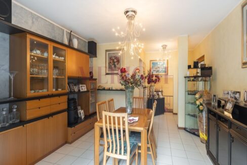 soggiorno con vista verso ingresso. Villa a Calolziocorte. Meriggi