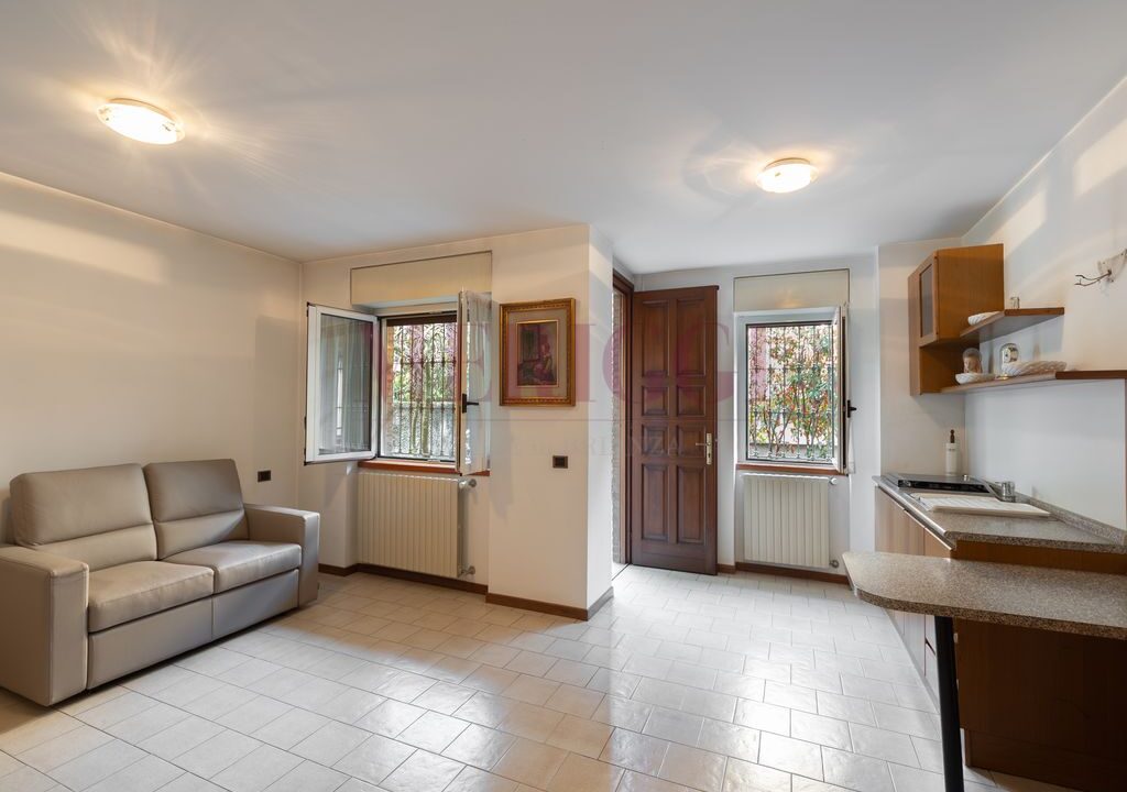 soggiorno e cucina in taverna, con due finestre