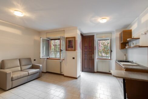 soggiorno e cucina in taverna, con due finestre