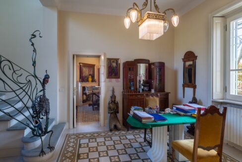 studio e vista camino in soggiorno- villa vimercate - vendita - meriggi