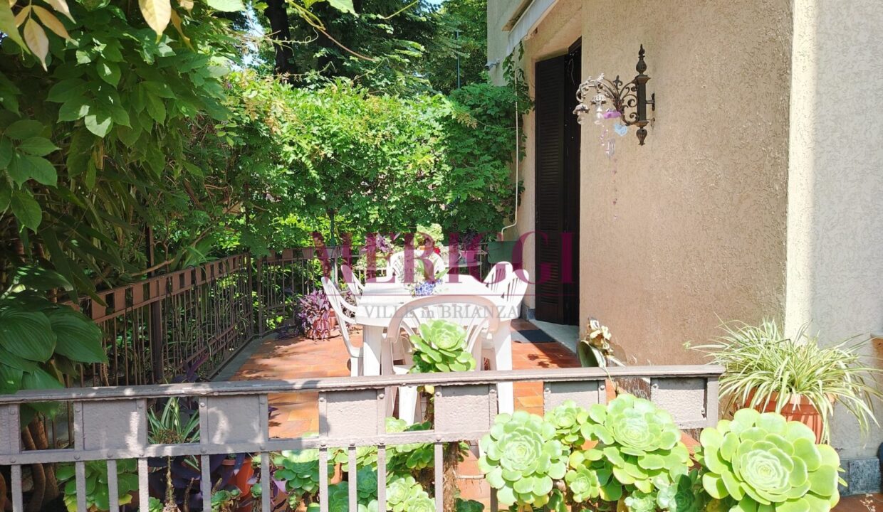terrazzo con tavolo- villa vendita - cusano milanino - meriggi