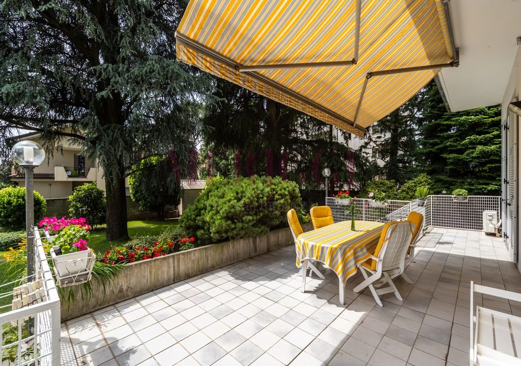 terrazzo con tenda da sole - villa vendita - cesano maderno - meriggi