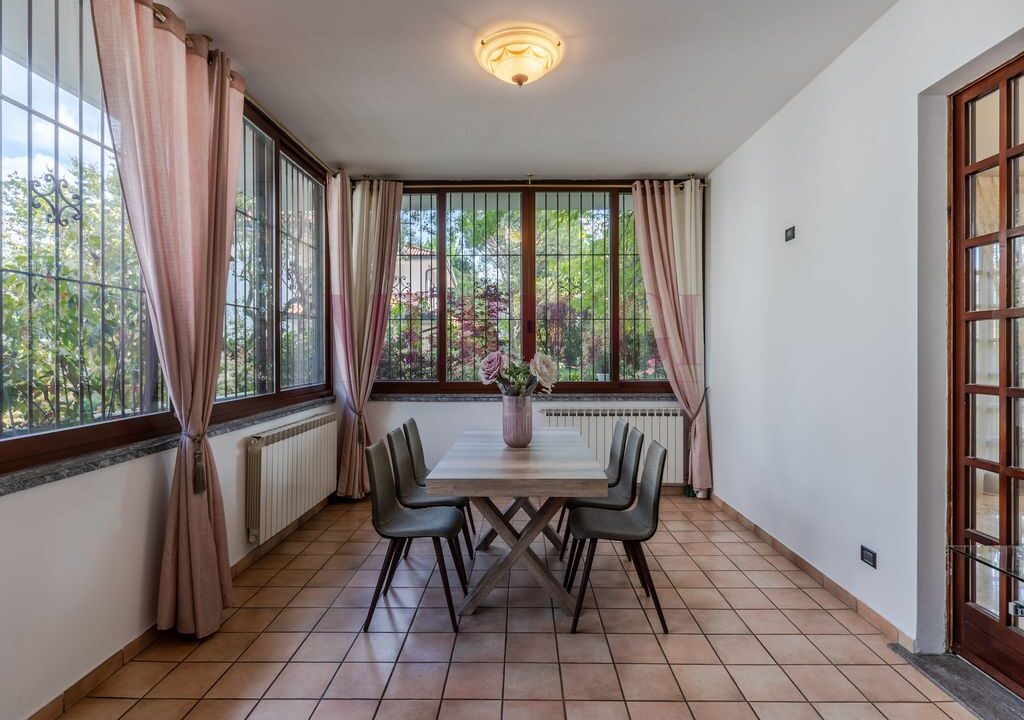 veranda con tavolo - villa oreno - vendita - meriggi