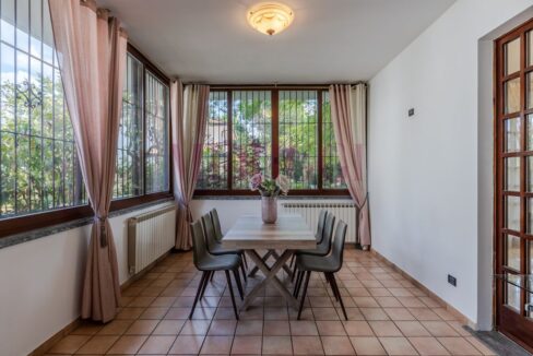 veranda con tavolo - villa oreno - vendita - meriggi
