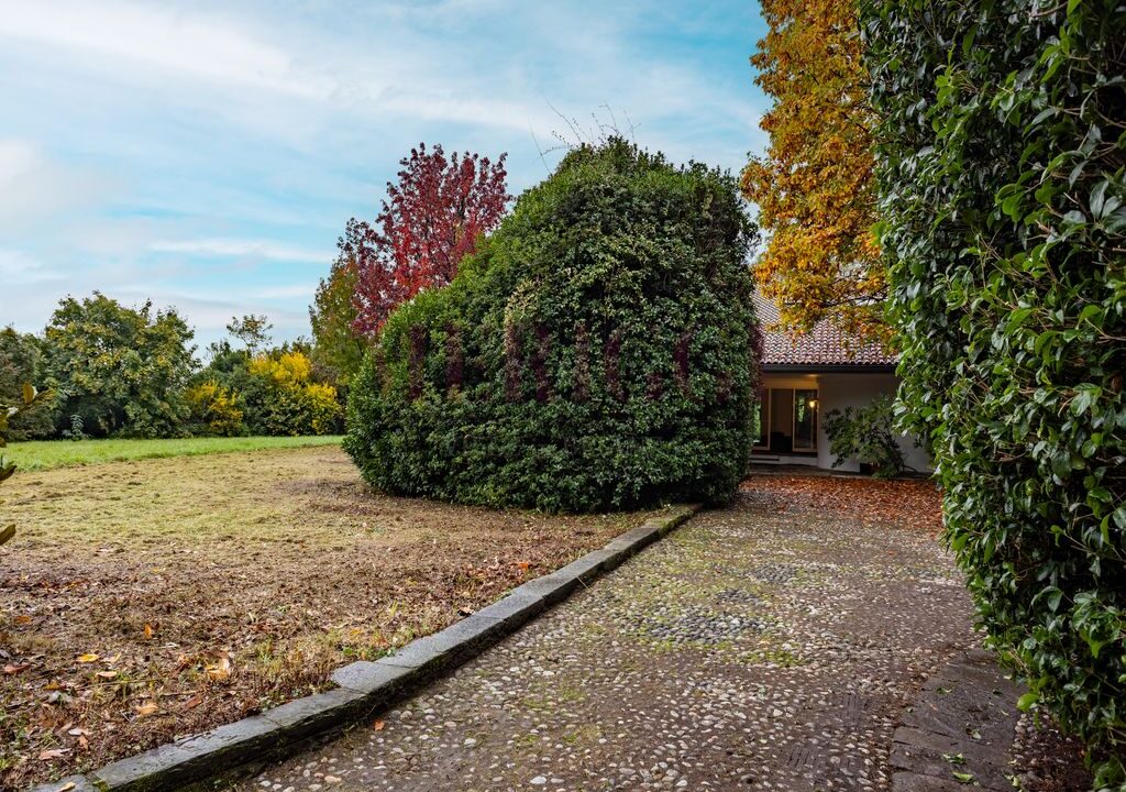 vialetto con giardino e villa - villa alzate brianza - vendita - meriggi