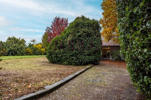 vialetto con giardino e villa - villa alzate brianza - vendita - meriggi