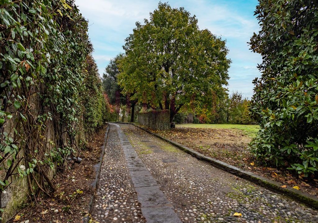 vialetto e mura di cinta - villa alzate brianza - vendita - meriggi