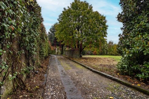 vialetto e mura di cinta - villa alzate brianza - vendita - meriggi
