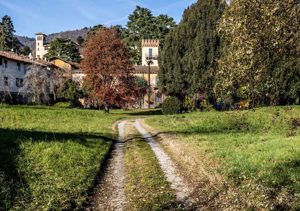 vialetto ingresso e torretta - villa epoca erba - vendita - meriggi