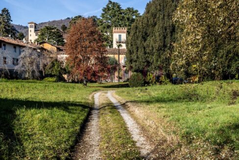 vialetto ingresso e torretta - villa epoca erba - vendita - meriggi