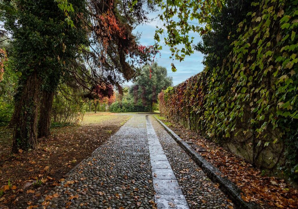 vialetto ingresso - villa alzate brianza - vendita - meriggi