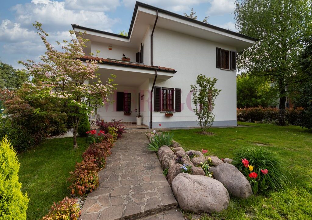 vialetto pedonale e facciata - villa oreno - vendita - meriggi
